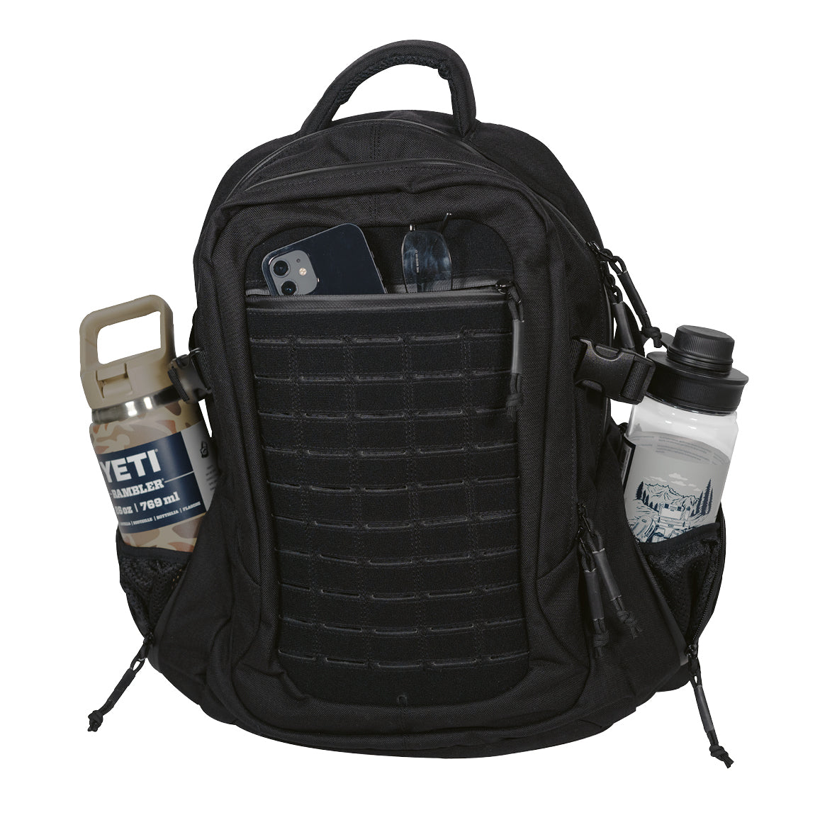 Der KROKO Kroko Rucksack aus robustem Cordura 1000D verfügt über eine Fronttasche für Smartphone und Stift sowie seitliche Netztaschen für eine braune Yeti-Flasche (links) und eine durchsichtige Wasserflasche (rechts) - die optimale Verbindung von Stil und Funktion.
