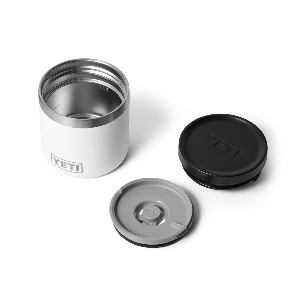 Der YETI® Isolierter Essensbehälter Rambler 8 oz - White ist mit zwei Deckeln - einem schwarzen Schraubdeckel und einem grauen Deckel mit klarer Öffnung - vor einem weißen Hintergrund abgebildet.