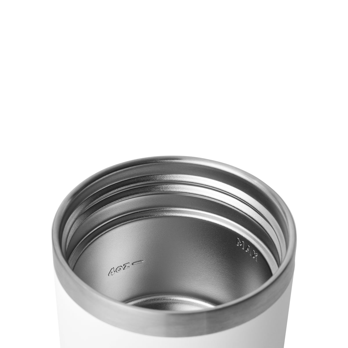 Eine Nahaufnahme des YETI® Isolierten Essensbehälters Rambler 8 oz - White zeigt den glatten, lebensmittelechten Edelstahl-Innenraum mit eingravierter Füllstandsmarkierung, der durch das schlichte weiße Äußere kontrastiert wird.