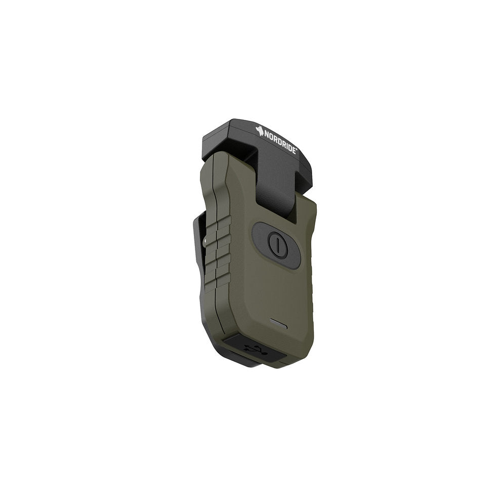 Die Nordride Clipleuchte Scout von NORDRIDE ist eine kompakte olivgrüne und schwarze Clipleuchte mit einem robusten Design, zentralem Knopf und Logo auf dem Clip. Dieses wiederaufladbare Gerät ist ideal für Outdoor Beleuchtung und wird vor einem weißen Hintergrund gezeigt.