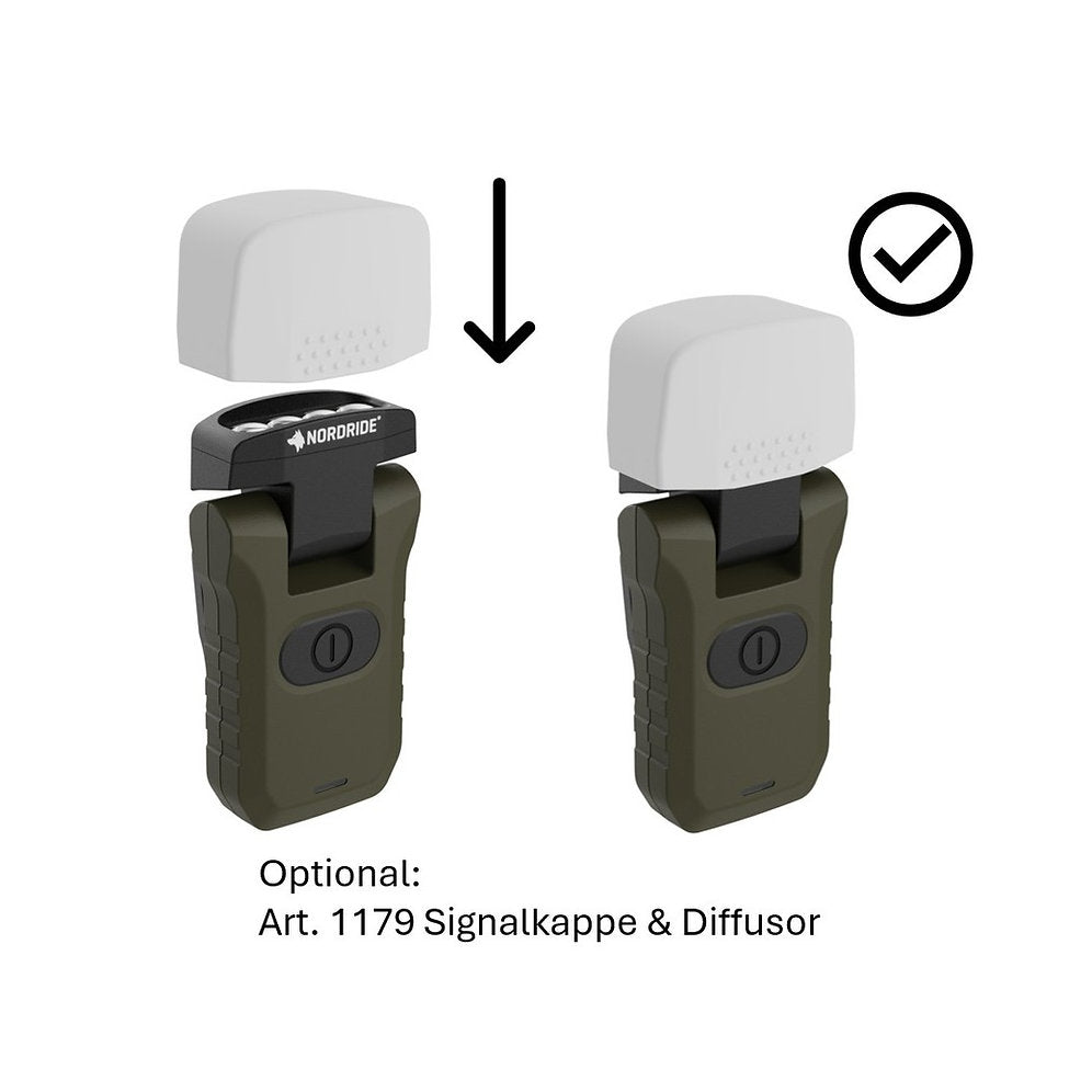 Illustration des Anbringens einer weißen Kappe und eines Diffusors an der dunkelgrünen NORDRIDE Clipleuchte Scout. Pfeil zeigt Platzierung; Häkchen zeigt montiertes Ergebnis. Perfekt für wiederaufladbare Outdoor Beleuchtung. Text: "Optional: Art. 1179 Signalkappe & Diffusor.