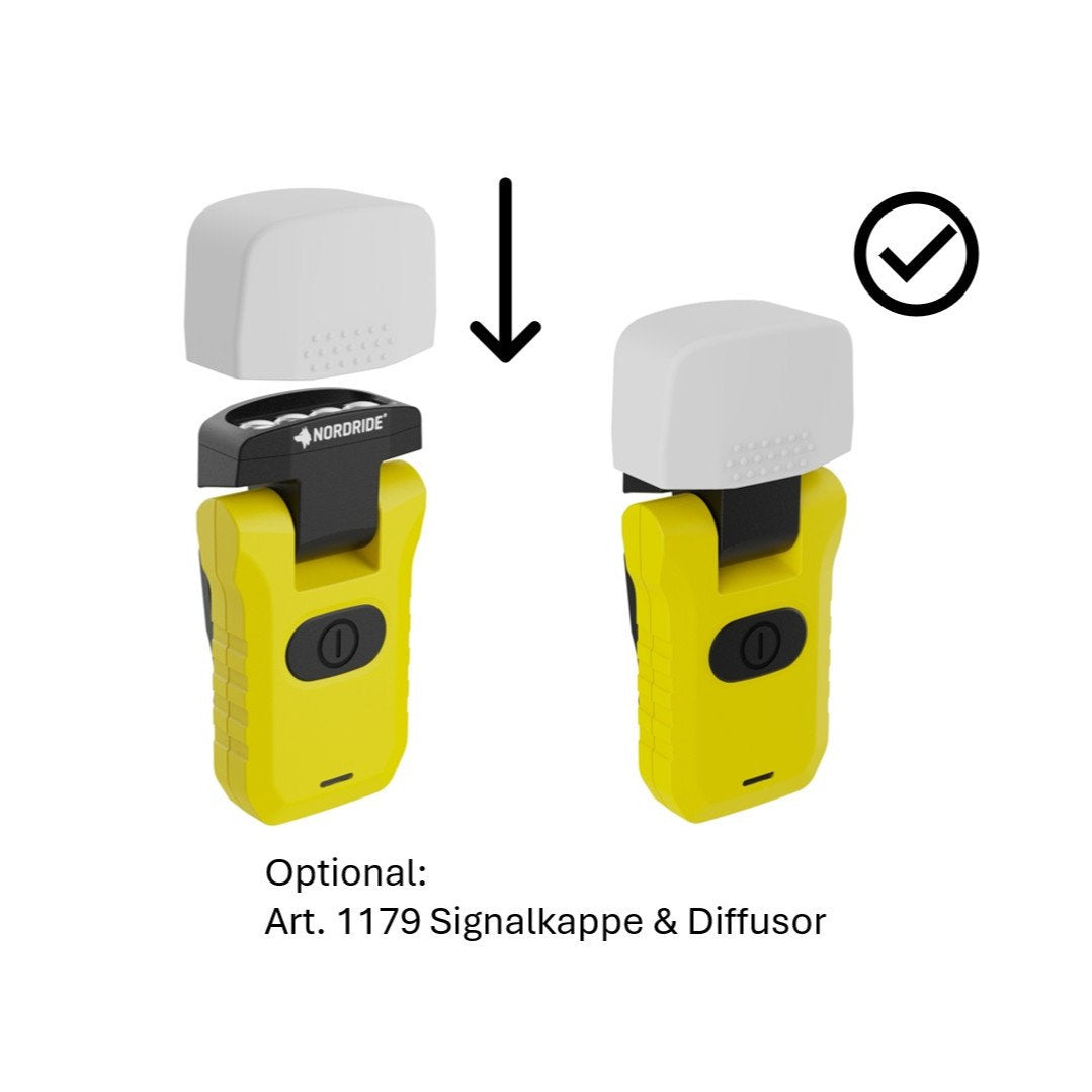 Die NORDRIDE Clipleuchte Paramedic Light ist ein gelbes Handgerät mit einer grauen Kappe. Ein Pfeil zeigt das Anbringen der Kappe, mit einem Häkchen für korrekte Montage - ideal für den Rettungsdienst als LED-Clipleuchte. Optional: Art. 1179 Signalkappe & Diffusor.