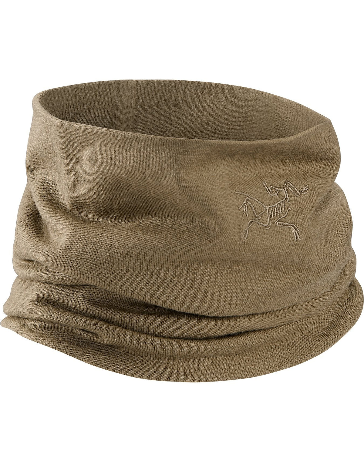 Die Arc'teryx Cold WX Neck Gaiter AR von ARC'TERYX LEAF ist eine braune, nahtlose Halskrause aus Wollgemisch mit dezentem, gesticktem Logo, die für den Outdoor-Einsatz bei kaltem Wetter entwickelt wurde.