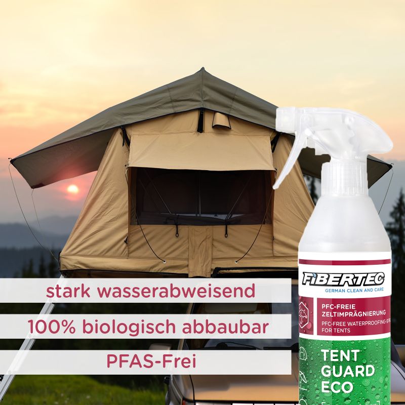 Bei Sonnenuntergang wird ein Dachzelt im Freien aufgestellt. Davor weist eine FIBERTEC Tent Guard Eco 500ml Sprühflasche auf die umweltfreundliche und PFAS-freie Imprägnierung für Outdoor-Stoffe hin - zu 100 % biologisch abbaubar und in deutscher Sprache beschriftet.