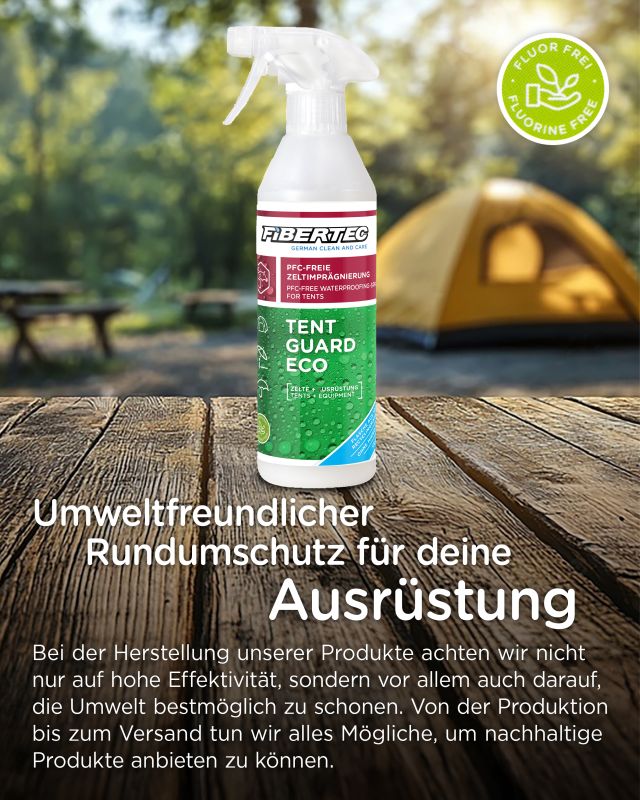 Eine 500-ml-Sprühflasche FIBERTEC Tent Guard Eco steht auf einer Wiese, dahinter verschwimmen ein gelbes Zelt und Bäume. Der deutsche Text hebt die fluorfreie, umweltfreundliche wasserabweisende Imprägnierung für Outdoor-Textilien hervor.