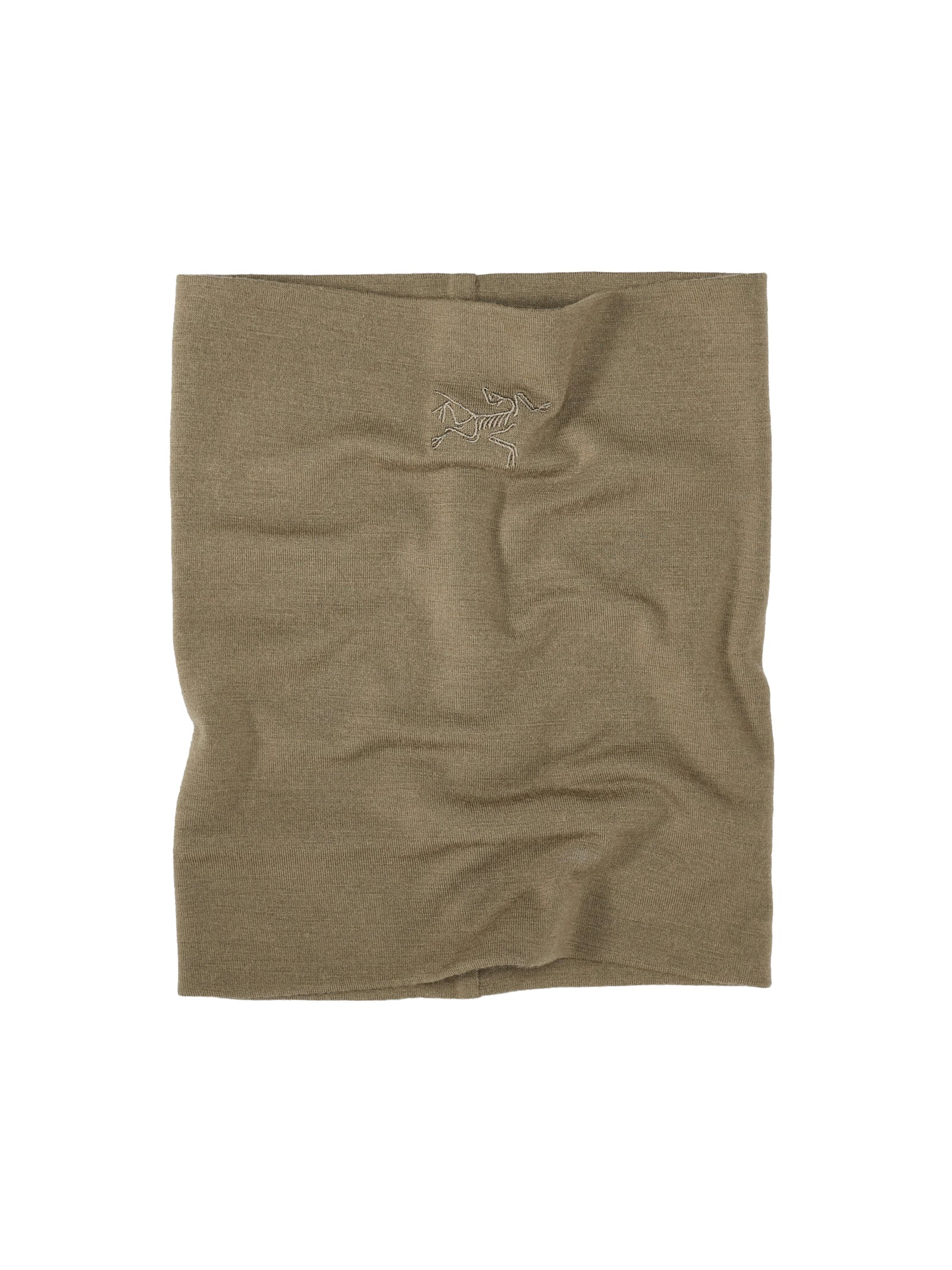 Die ARC'TERYX LEAF Arc'teryx Cold WX Neck Gaiter AR in Olivgrün ist aus einer weichen Wollmischung gefertigt und mit einem kleinen, weiß gestickten Skelett-Tierlogo versehen - ideal für kaltes Wetter. Abgebildet flach auf weißem Hintergrund.