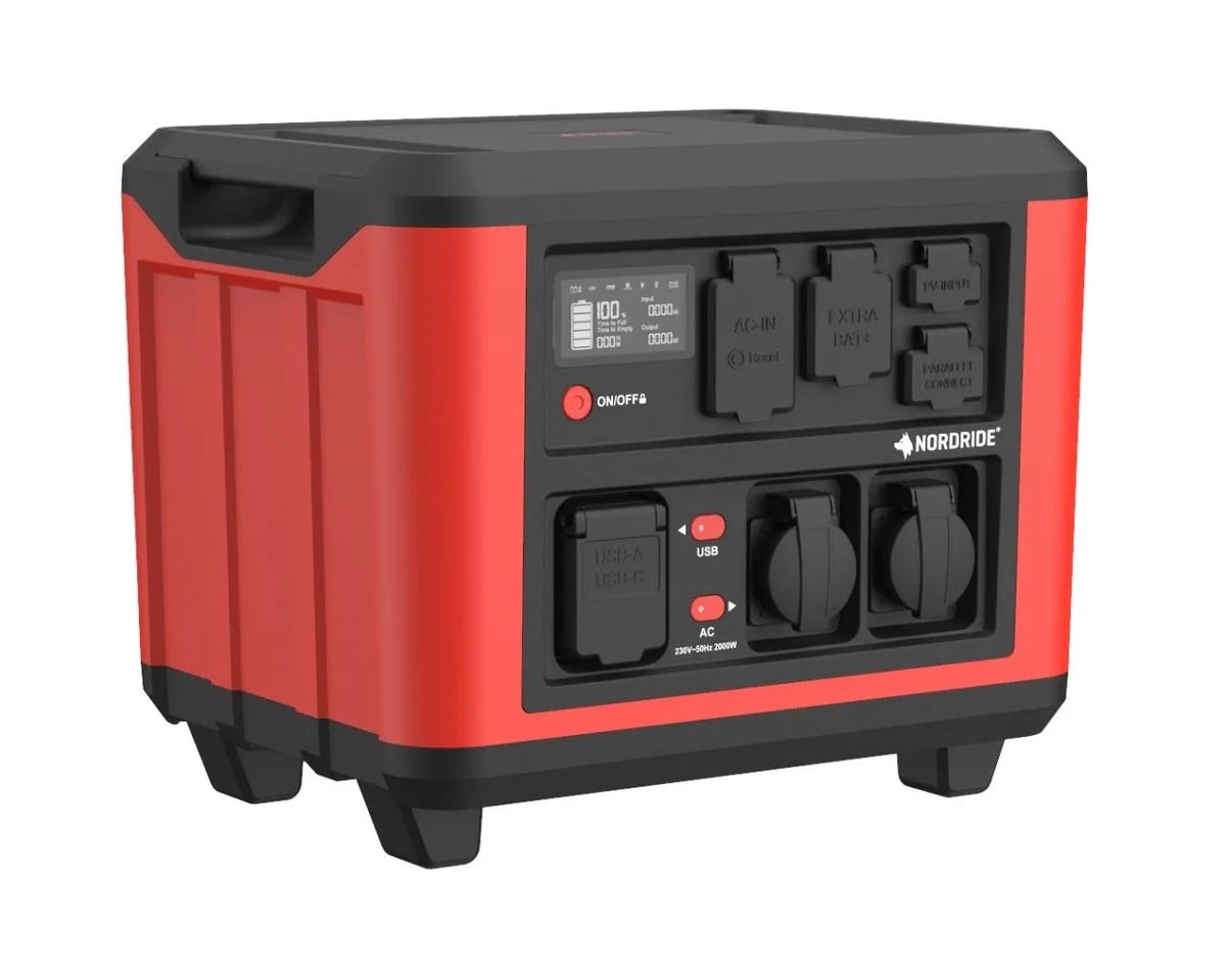 Die NORDRIDE POWER-X Power Station 2000W in den Farben Rot und Schwarz bietet mehrere Steckdosen, USB-Anschlüsse, einen Ein-/Ausschalter und ein Display für eine einfache Bedienung. Sie verfügt über einen LiFePO4-Akku für eine zuverlässige, unterbrechungsfreie Stromversorgung.