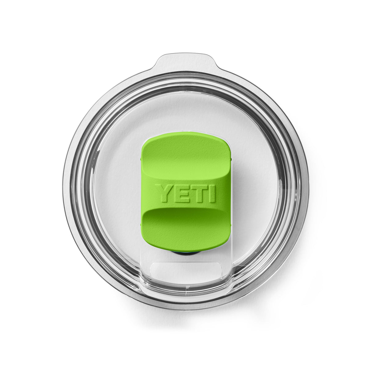 Ein klarer, runder YETI® Magslider Pack - Venom-Deckel mit einem grünen, rechteckigen MagSlider-Magneten, beschriftet mit YETI, von oben auf weiß geschossen - ideal als Zubehör für Ihren YETI Rambler.