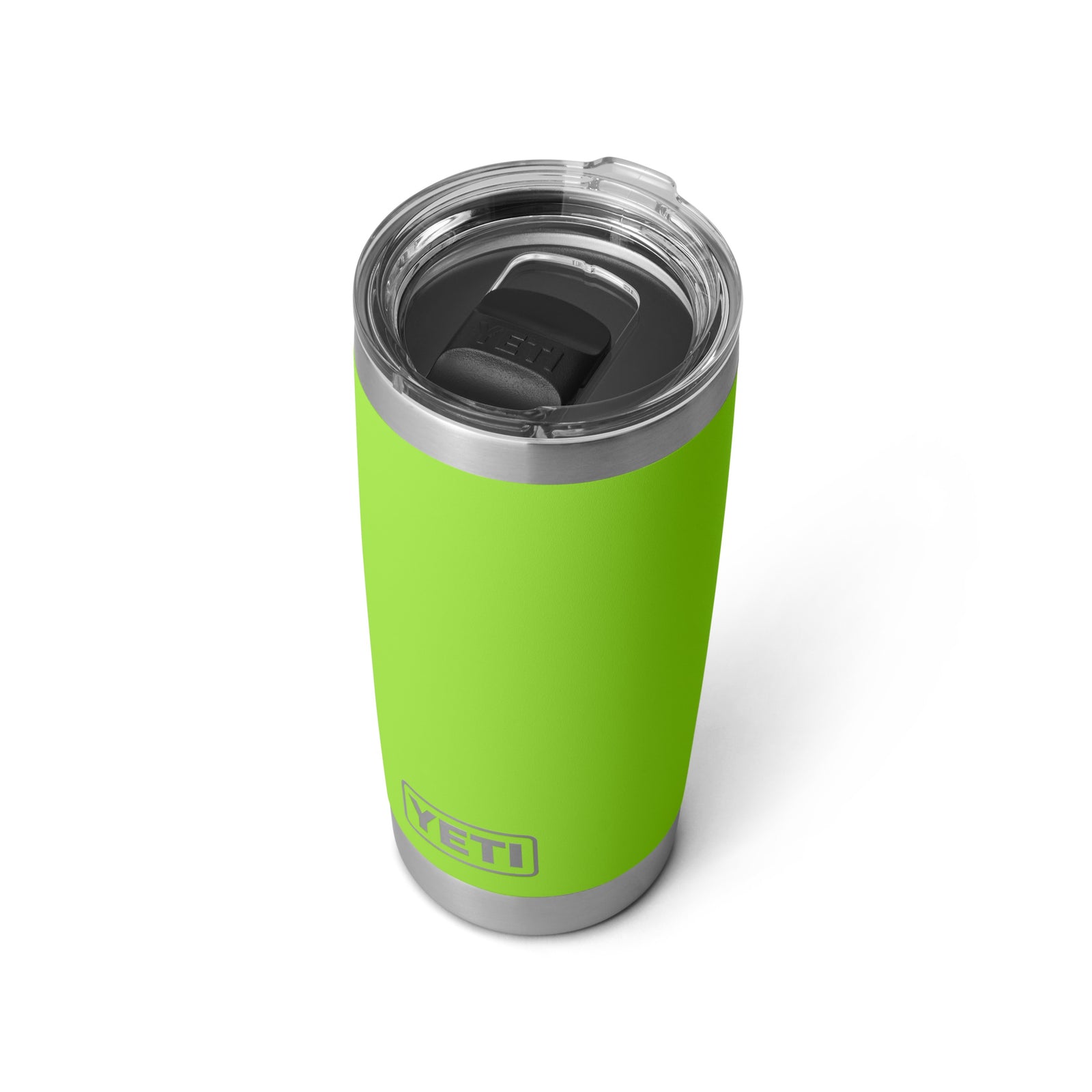 Der YETI® Becher Rambler 20 Oz - Venom ist ein leuchtend grüner Edelstahlbecher mit doppelwandiger Vakuumisolierung, klarem Kunststoffdeckel mit schwarzem Schiebeverschluss und sichtbarem YETI-Branding in der Nähe des Bodens, dargestellt auf weißem Hintergrund.