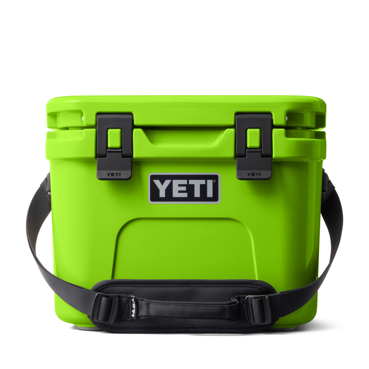 Die YETI® Kühlbox Roadie 15 - Venom in leuchtendem Grün mit schwarzen Verschlüssen und einem Gurt auf weißem Grund - ideal als robuste Outdoor-Kühlbox für jedes Abenteuer.