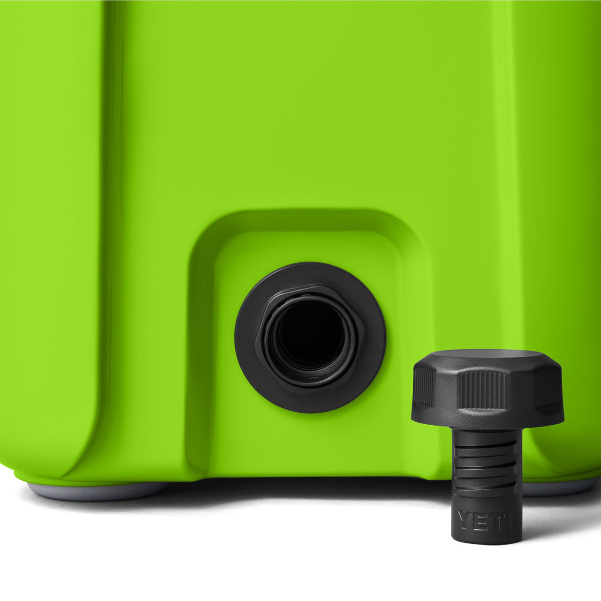 Nahaufnahme einer YETI® Kühlbox Roadie 15 - Venom in leuchtendem Grün, mit schwarzem Gewindeauslauf und Schraubverschluss mit YETI-Branding, neben der Öffnung der Box.