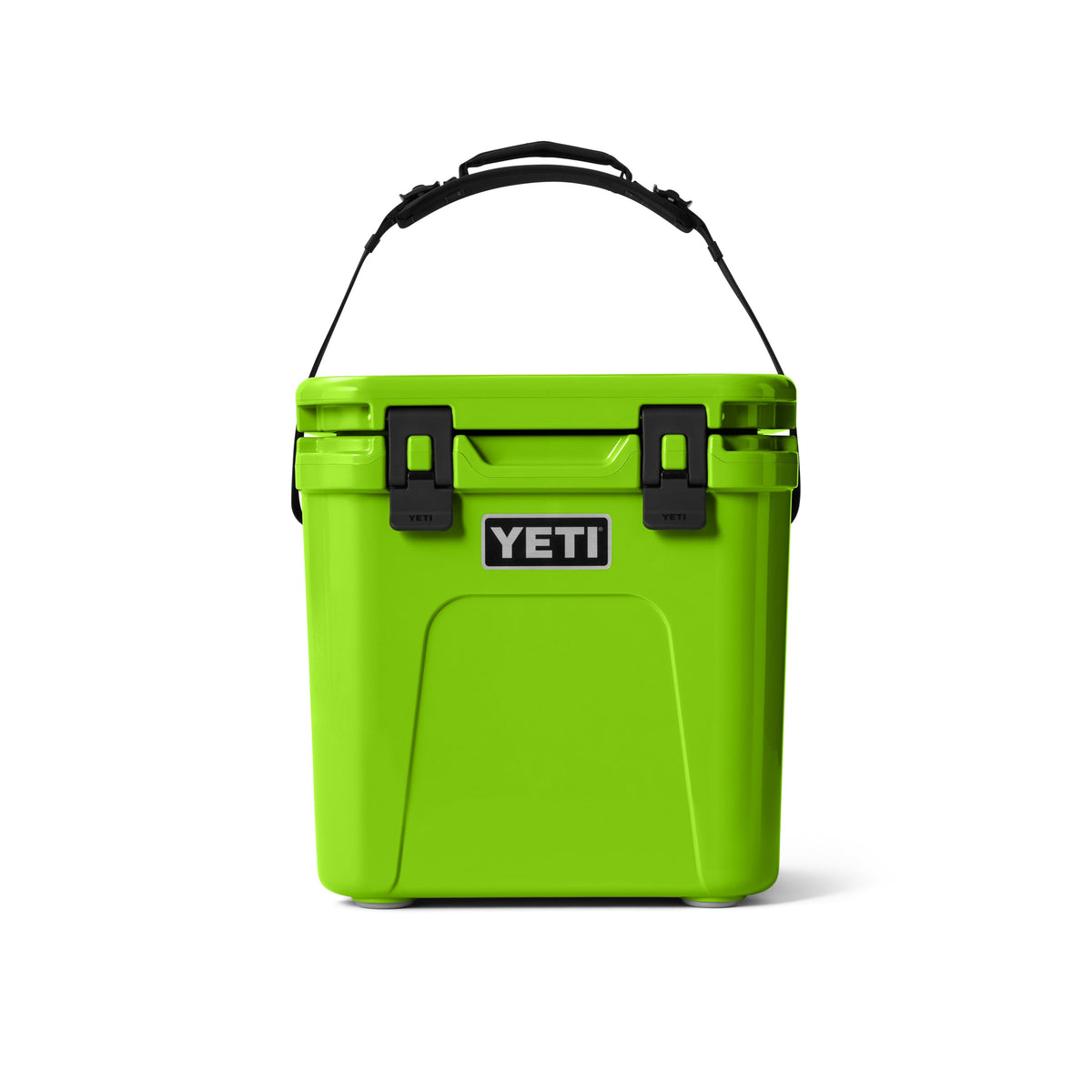 Die YETI® Kühlbox Roadie 24 - Venom in leuchtendem Grün, mit schwarzem Griff und zwei schwarzen Verschlüssen, zeigt sich von vorne auf weißem Grund - eine robuste Kühlbox von YETI, perfekt für Campingabenteuer.