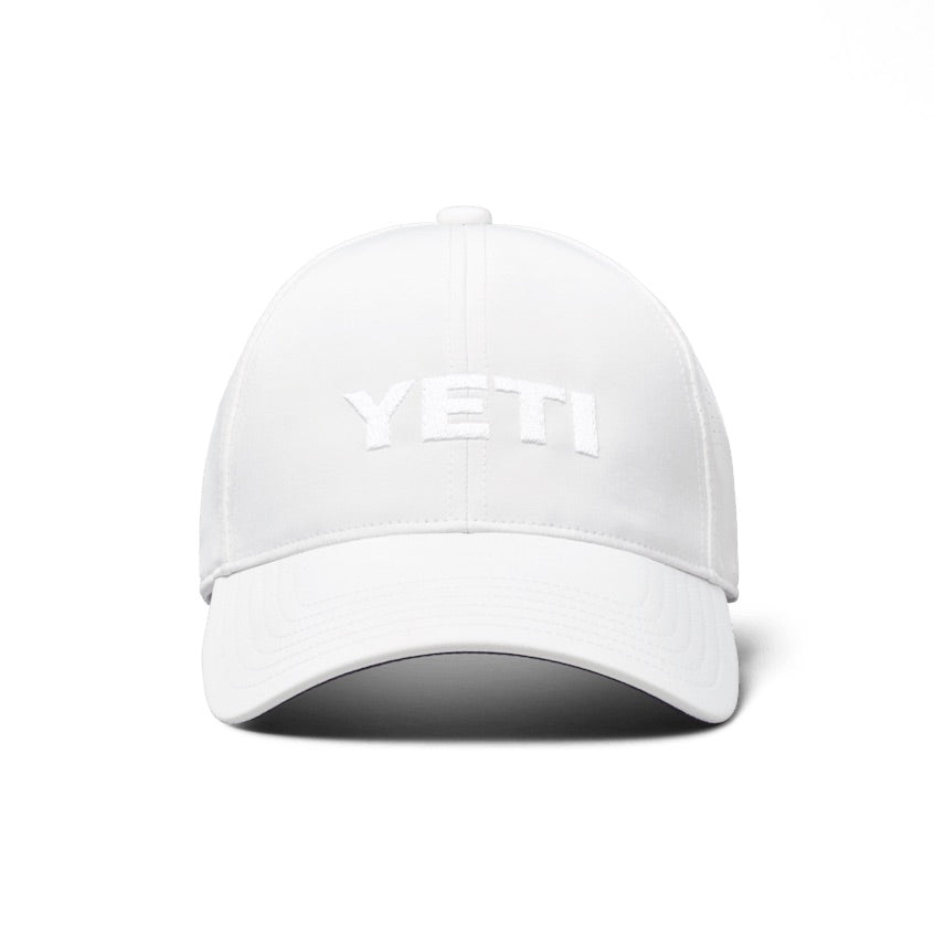 Die YETI® Structured Performance Cap - White von YETI hat eine weiße Stickerei auf einer weißen Kappe - perfekt als Kopfbedeckung im Freien.