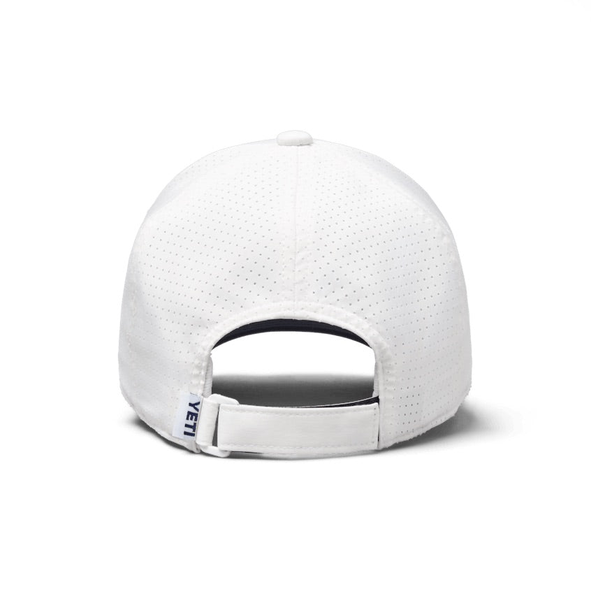 Die Rückseite der YETI® Structured Performance Cap - White verfügt über ein perforiertes Design, einen verstellbaren Riemen und ein kleines blaues YETI-Etikett - ideal als Outdoor-Mütze für jedes Abenteuer.