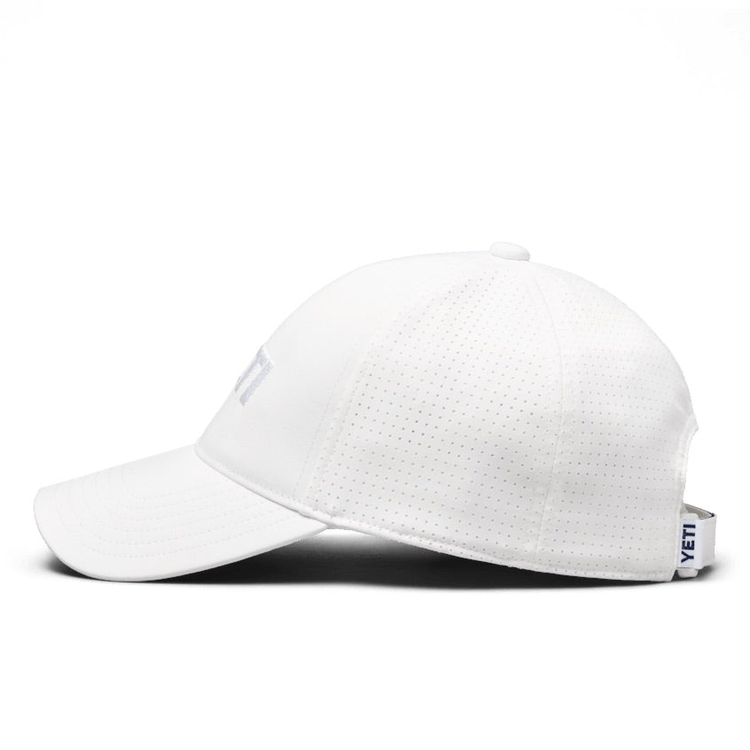 Seitenansicht der weißen YETI® Structured Performance Cap mit kleinen Perforationen, einer gebogenen Krempe und einem verstellbaren Riemen mit partiellem YETI-Branding - die ideale Kopfbedeckung für den Outdoor-Einsatz.