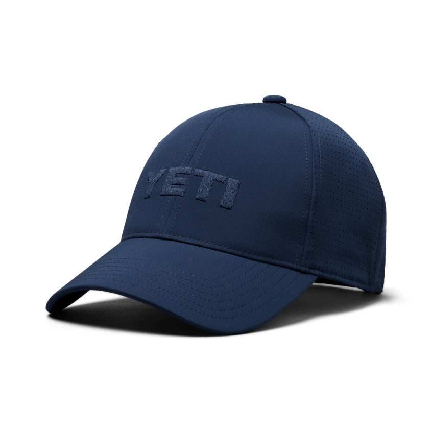 Die YETI® Structured Performance Cap - Navy hat eine gebogene Krempe, perforierte Seitenteile zur Belüftung und einen YETI-Schriftzug auf der Vorderseite - perfekt als Outdoor-Mütze.
