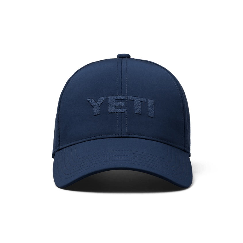 Die YETI® Structured Performance Cap - Navy ist eine stylische, marineblaue Kappe mit passendem, gesticktem YETI-Branding auf der Vorderseite und weißem Hintergrund. Ideal für den Einsatz im Freien.