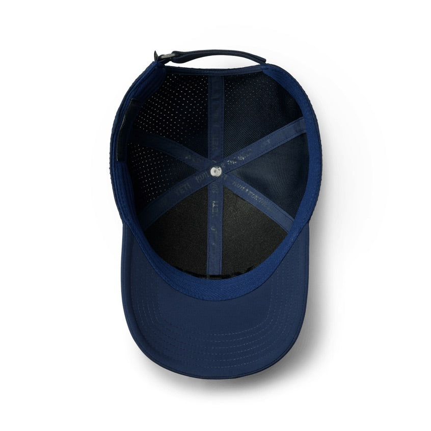 YETI® Structured Performance Cap - Navy von oben gezeigt, mit schwarzen Mesh-Einsätzen, blauem Innenfutter und einem verstellbaren Rückenriemen - ideal als robuste Outdoor-Kopfbedeckung von YETI.