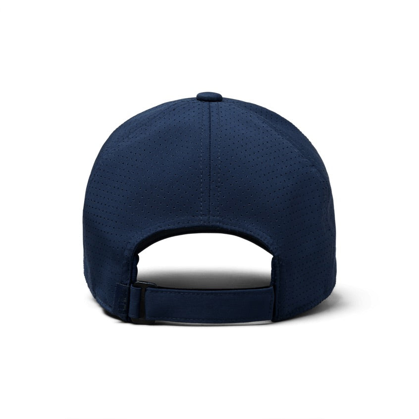 Die YETI® Structured Performance Cap - Navy zeigt sich von hinten mit einem perforierten Design und einer verstellbaren Kunststoffschnalle - die ideale YETI Outdoor-Mütze für jedes Abenteuer.