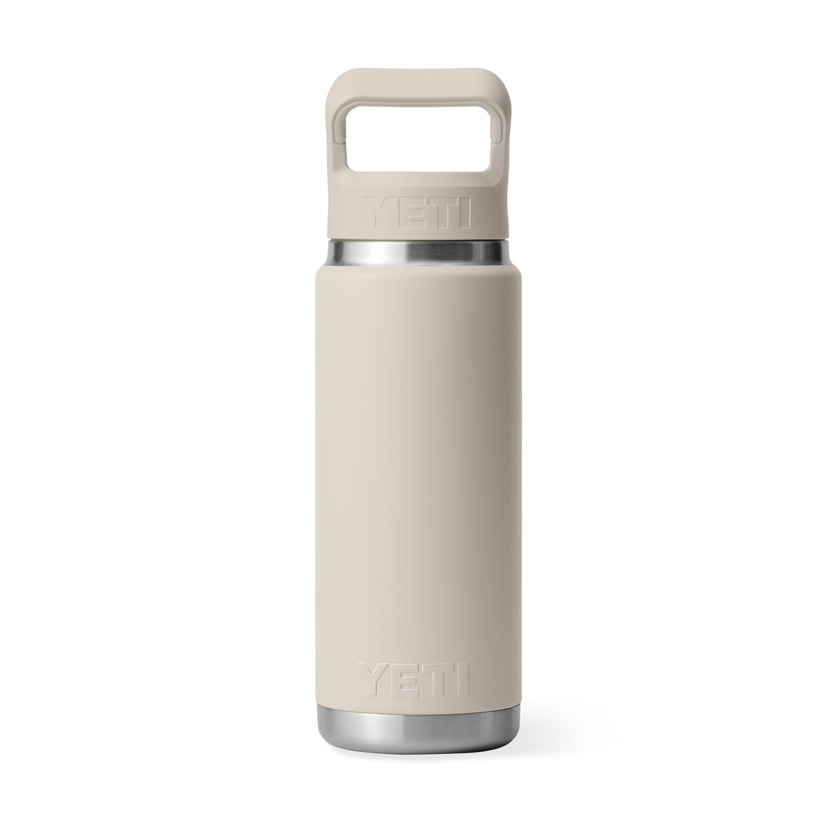 Eine YETI® Flasche Rambler 26 Oz Straw in Cape Taupe aus Edelstahl mit doppelwandiger Vakuumisolierung und breitem Henkel steht aufrecht vor weißem Hintergrund. Das YETI Logo ist oben und unten sichtbar.