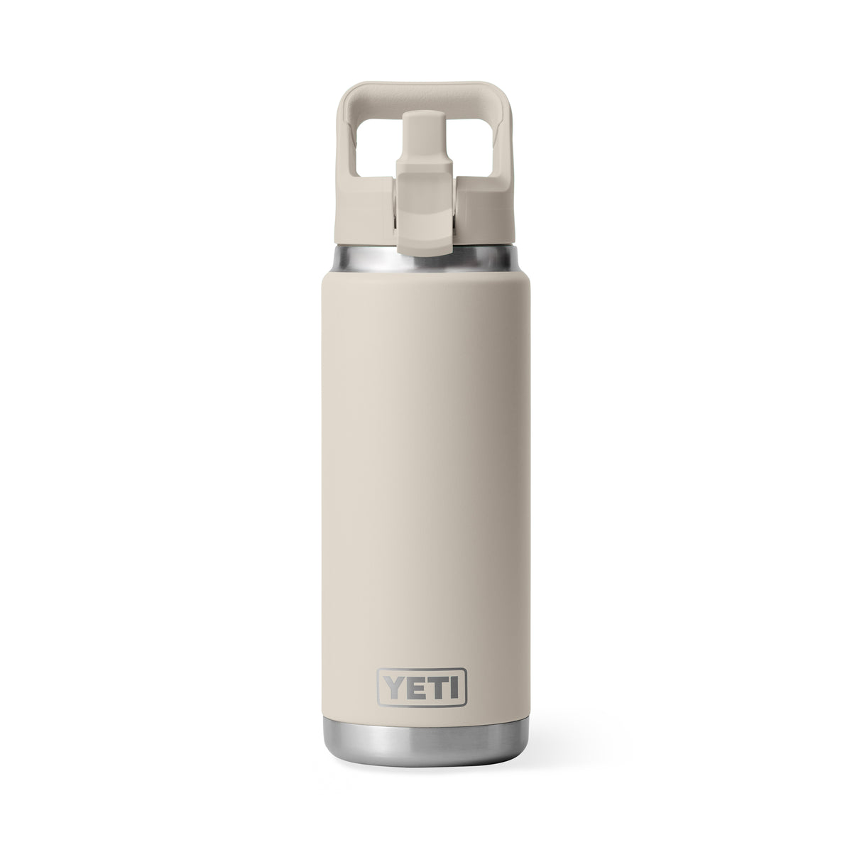 Die YETI® Flasche Rambler 26 Oz Straw in Cape Taupe mit Deckelgriff und doppelwandiger Vakuumisolierung steht aufrecht vor weißem Hintergrund.