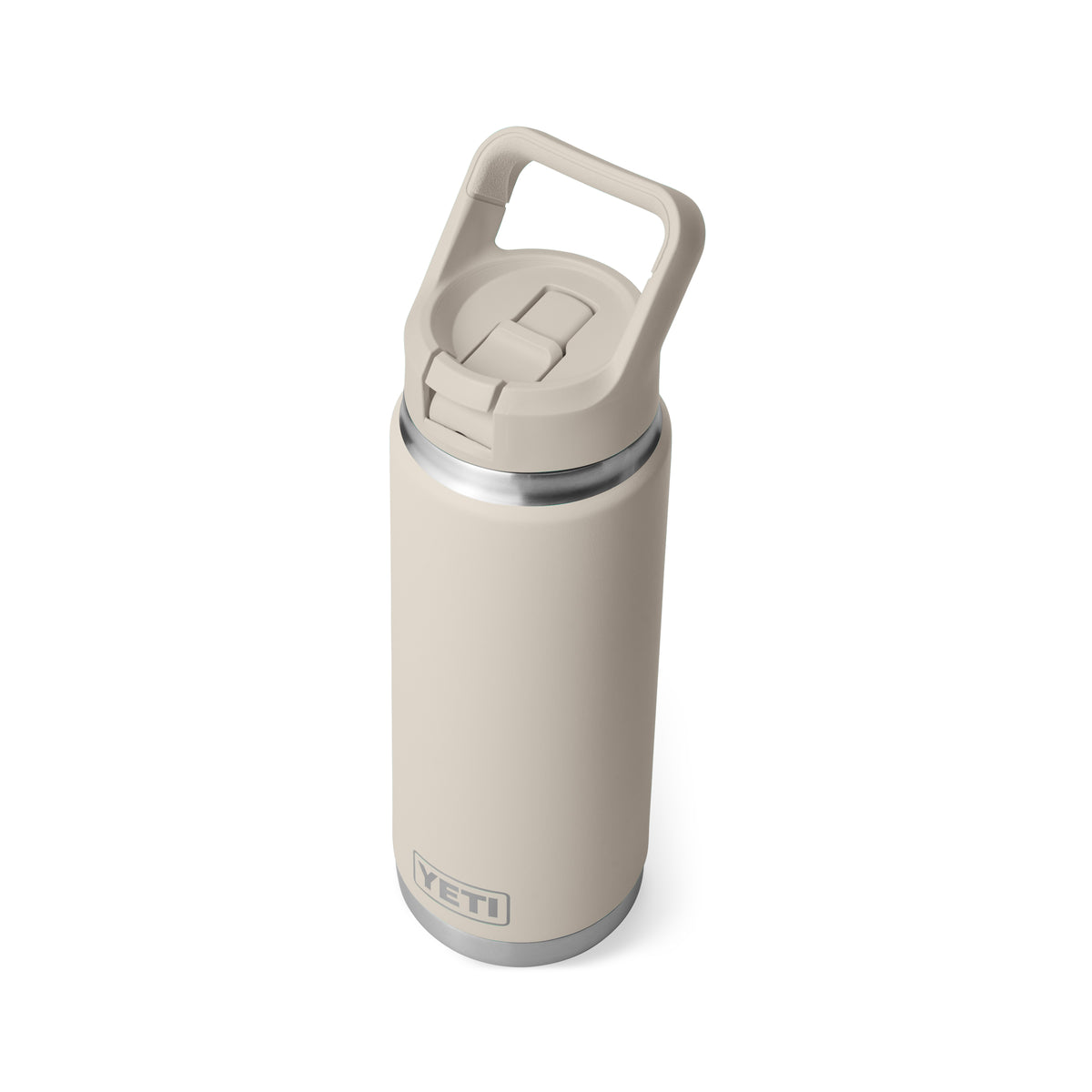 Eine YETI® Flasche Rambler 26 Oz Straw in Cape Taupe mit doppelwandiger Vakuumisolierung, Henkeldeckel, mattem Finish, Metallboden und YETI Logo am unteren Rand ist vor weißem Hintergrund zu sehen.