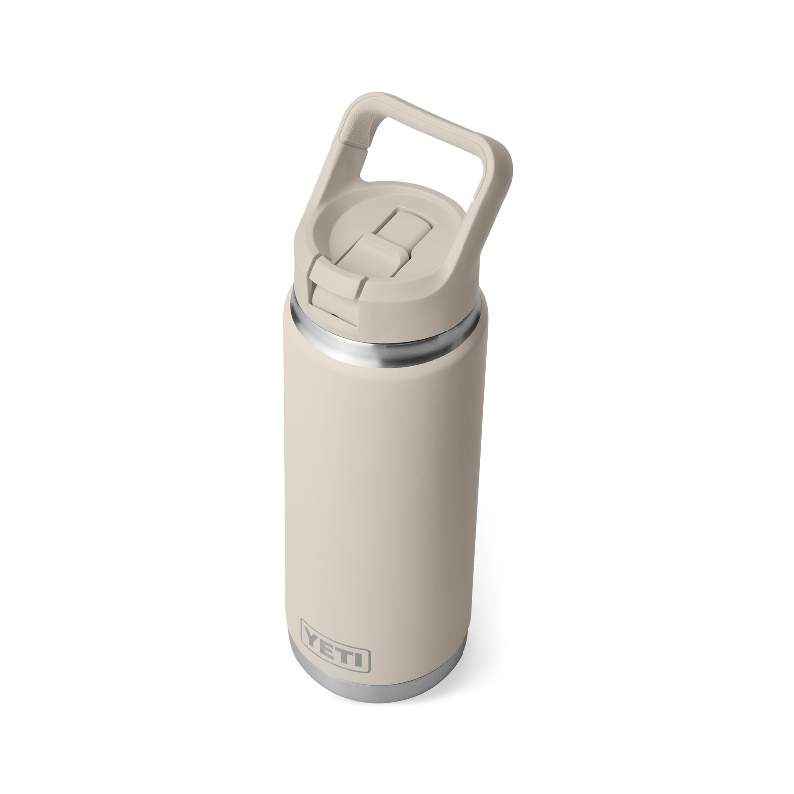 Eine YETI® Flasche Rambler 26 Oz Straw in Cape Taupe mit doppelwandiger Vakuumisolierung, Henkeldeckel, mattem Finish, Metallboden und YETI Logo am unteren Rand ist vor weißem Hintergrund zu sehen.