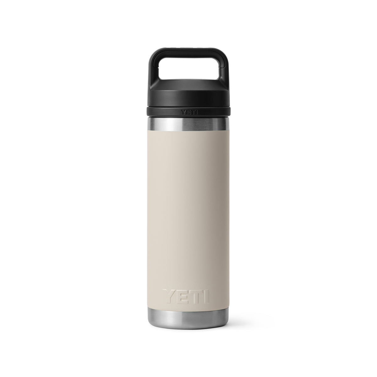 Die YETI® Flasche Rambler 18 Oz in Cape Taupe aus Edelstahl mit doppelwandiger Vakuumisolierung und schwarzem Henkeldeckel steht aufrecht vor weißem Hintergrund. Das YETI-Logo befindet sich am unteren Rand der auslaufsicheren Flasche.