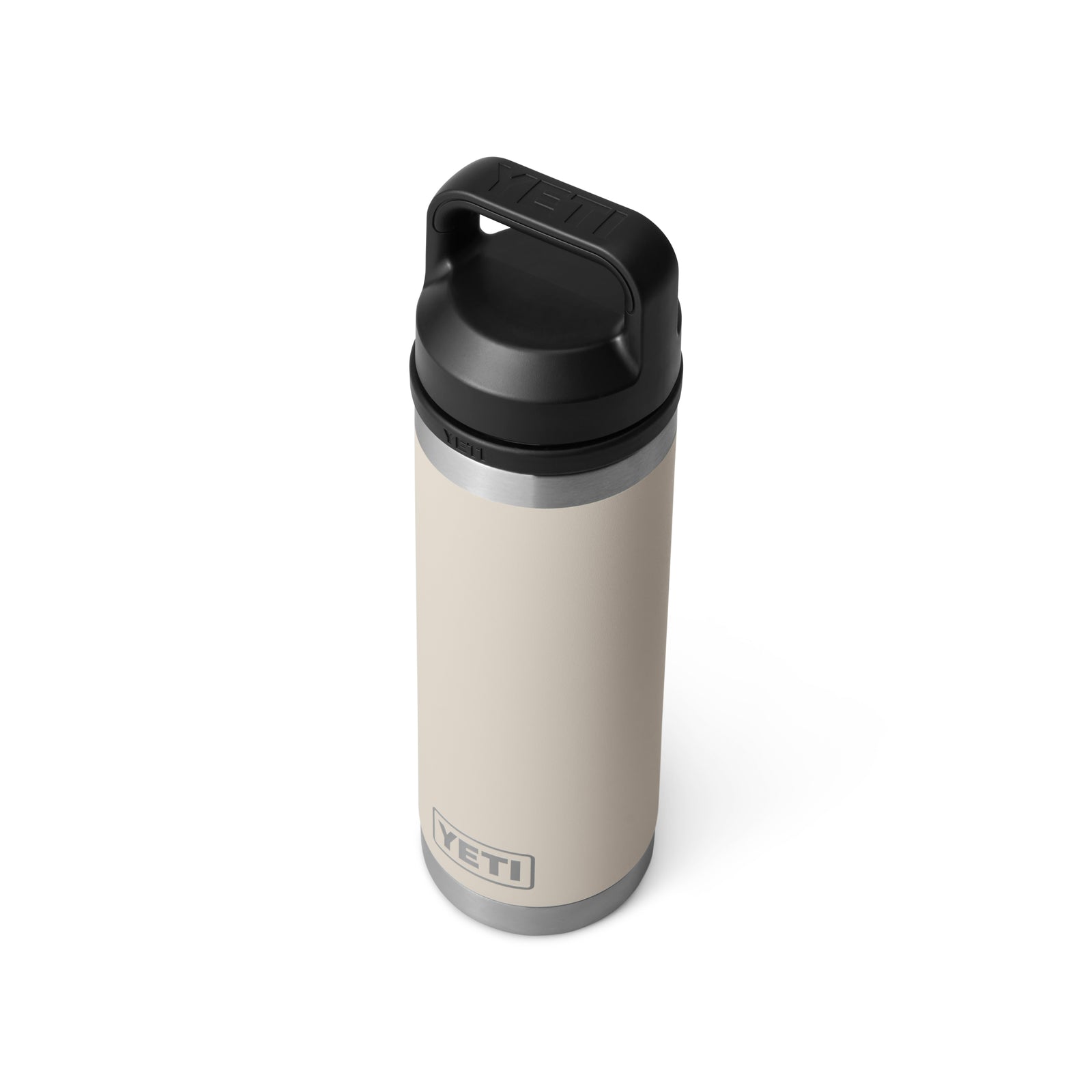 Eine Nahaufnahme der YETI® Flasche Rambler 18 Oz - Cape Taupe hebt das schlanke Design und die robuste Konstruktion hervor, die die Qualität von YETI unterstreicht.