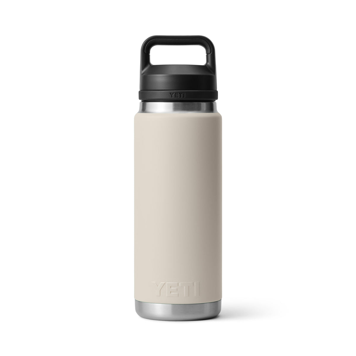 Eine YETI® Flasche Rambler 26 Oz - Cape Taupe mit schwarzem Griffdeckel und doppelwandiger Vakuumisolierung steht aufrecht auf einem weißen Hintergrund.