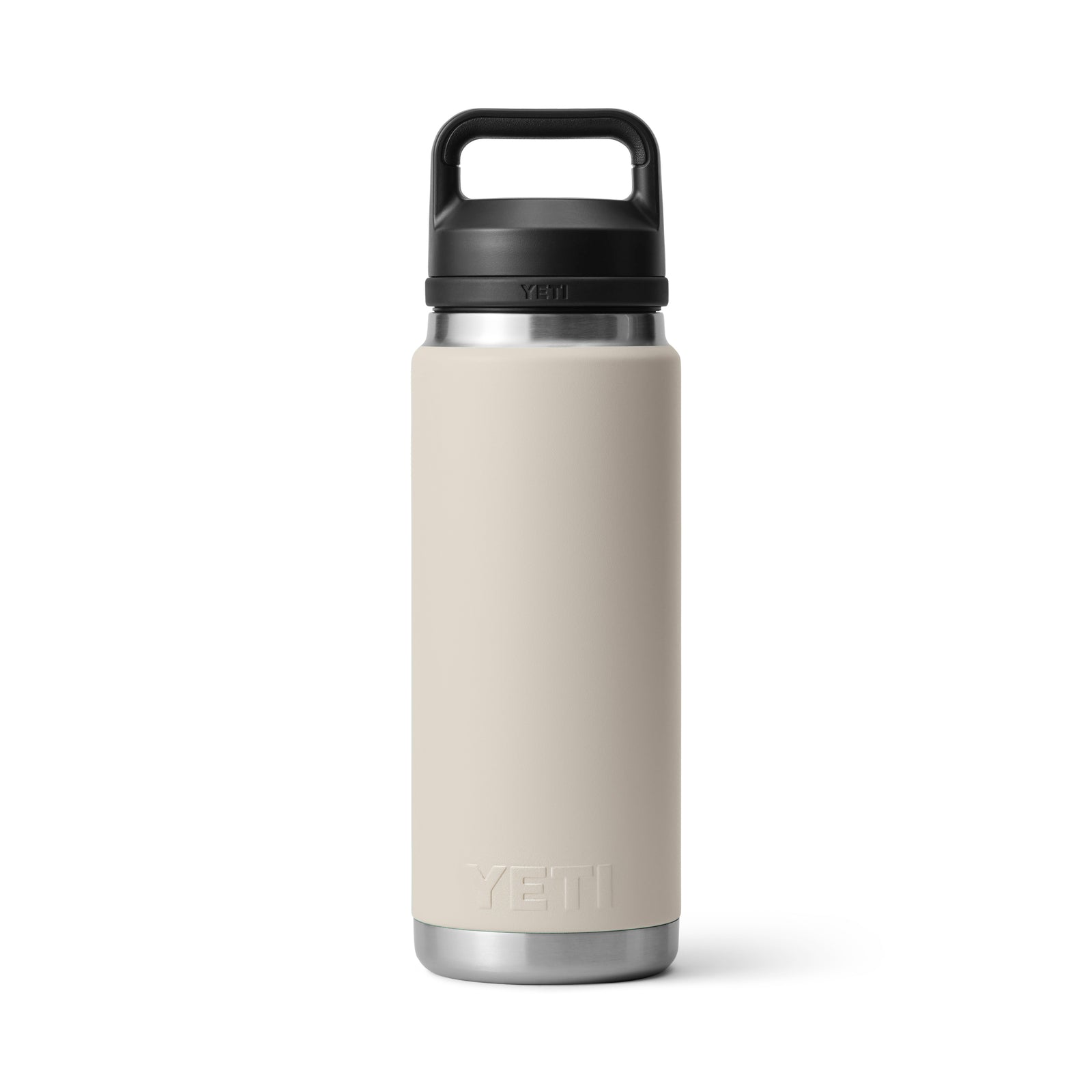 Eine YETI® Flasche Rambler 26 Oz - Cape Taupe mit schwarzem Griffdeckel und doppelwandiger Vakuumisolierung steht aufrecht auf einem weißen Hintergrund.