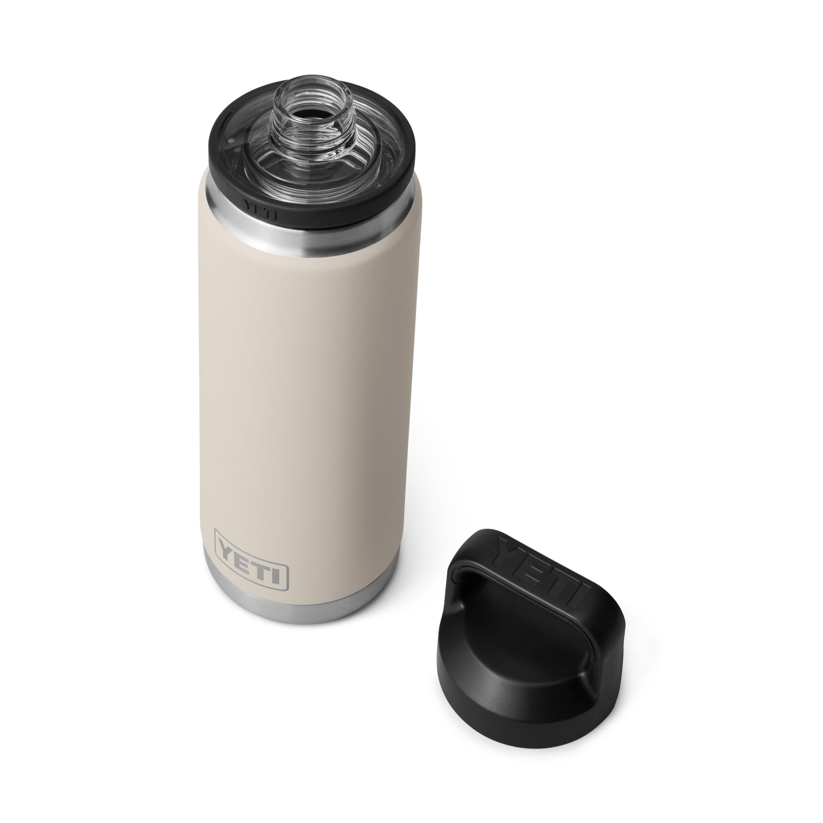 Eine YETI® Flasche Rambler 26 Oz - Cape Taupe mit doppelwandiger Vakuumisolierung und Edelstahlrand wird geöffnet mit ihrem schwarzen Schraubdeckel daneben auf weißem Hintergrund gezeigt. Die Trinkflasche Edelstahl ist von oben betrachtet.