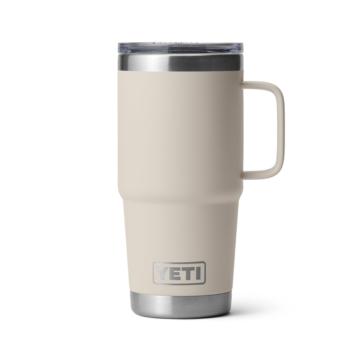 Der YETI® Reisebecher Rambler 20 Oz in Cape Taupe verfügt über einen Griff, Edelstahlakzente, einen klaren auslaufsicheren Deckel und das YETI-Logo auf der Vorderseite.
