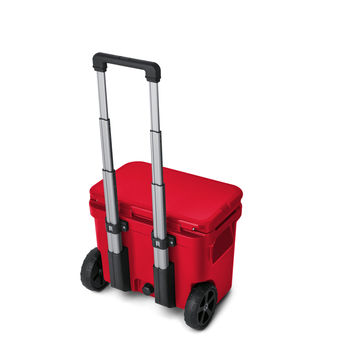 Die YETI® Kühlbox Roadie 32 in Rescue Red mit Teleskopgriff und Rollen ist schräg von hinten auf weißem Hintergrund zu sehen.