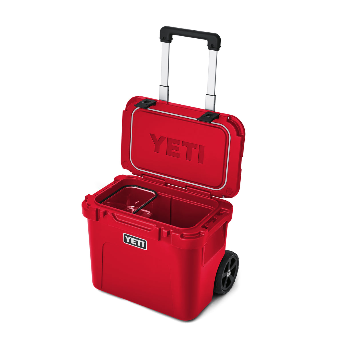 Die YETI® Kühlbox Roadie 32 - Rescue Red ist offen dargestellt und verfügt über einen geräumigen Innenraum und ein Fach. Diese robuste Kühlbox von YETI verfügt über zwei Räder, einen Teleskopgriff und das YETI-Logo auf der Vorderseite und der Innenseite des Deckels.