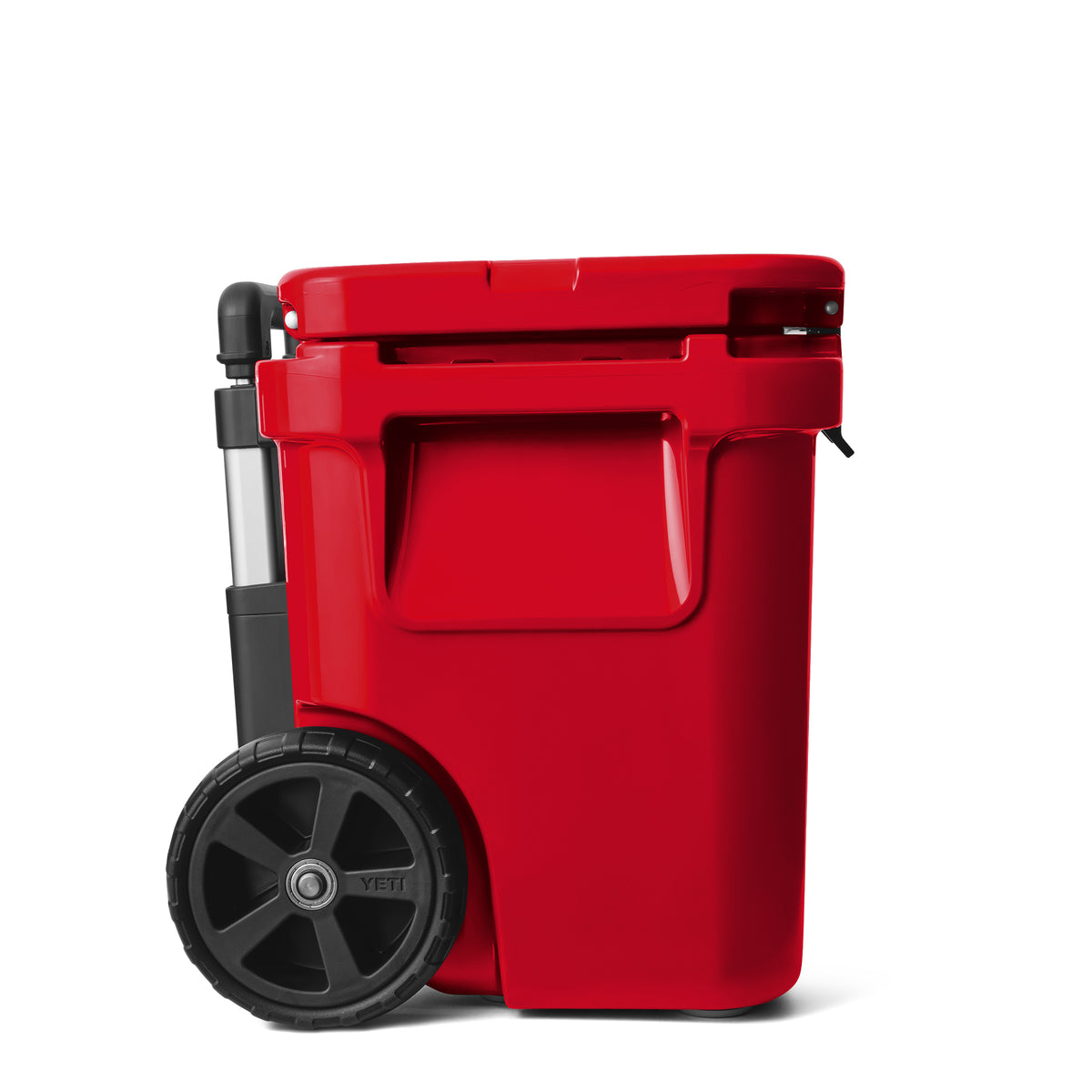 Die YETI® Kühlbox Roadie 32 in Rescue Red mit geschlossenem Deckel, großen schwarzen Rädern und Metallgriff der Marke YETI ist vor weißem Hintergrund abgebildet.
