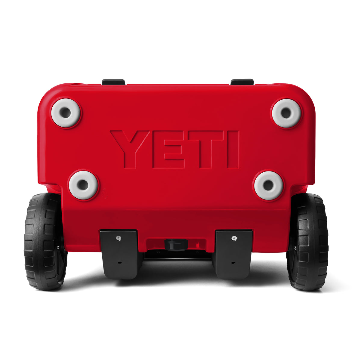 Die YETI® Kühlbox Roadie 32 - Rescue Red ist von unten zu sehen und zeigt robuste schwarze Räder, vier silberne Schraubhalterungen sowie das YETI Logo in Relief.