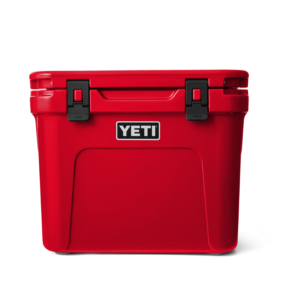 Die YETI® Kühlbox Roadie 32 - Rescue Red von YETI mit schwarzen Verschlussriegeln und markantem Logo ist die robuste Begleiterin für jedes Abenteuer - hier vor weißem Hintergrund präsentiert.