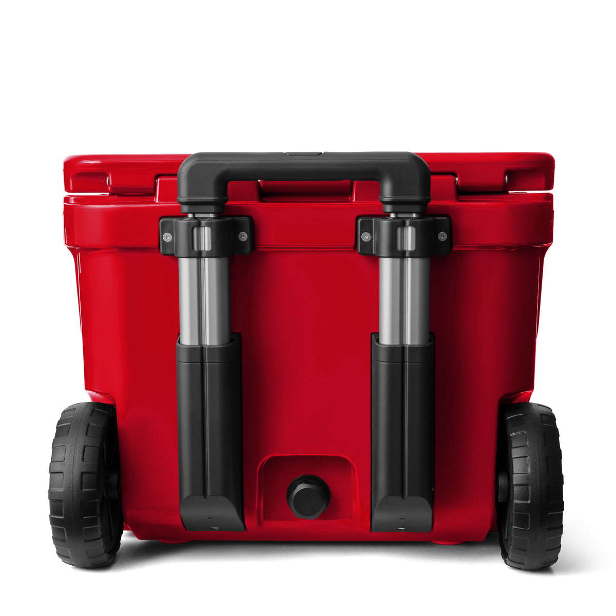 Eine YETI® Kühlbox Roadie 32 - Rescue Red mit schwarzem Teleskopgriff und großen schwarzen Rädern, dargestellt von hinten vor weißem Hintergrund.