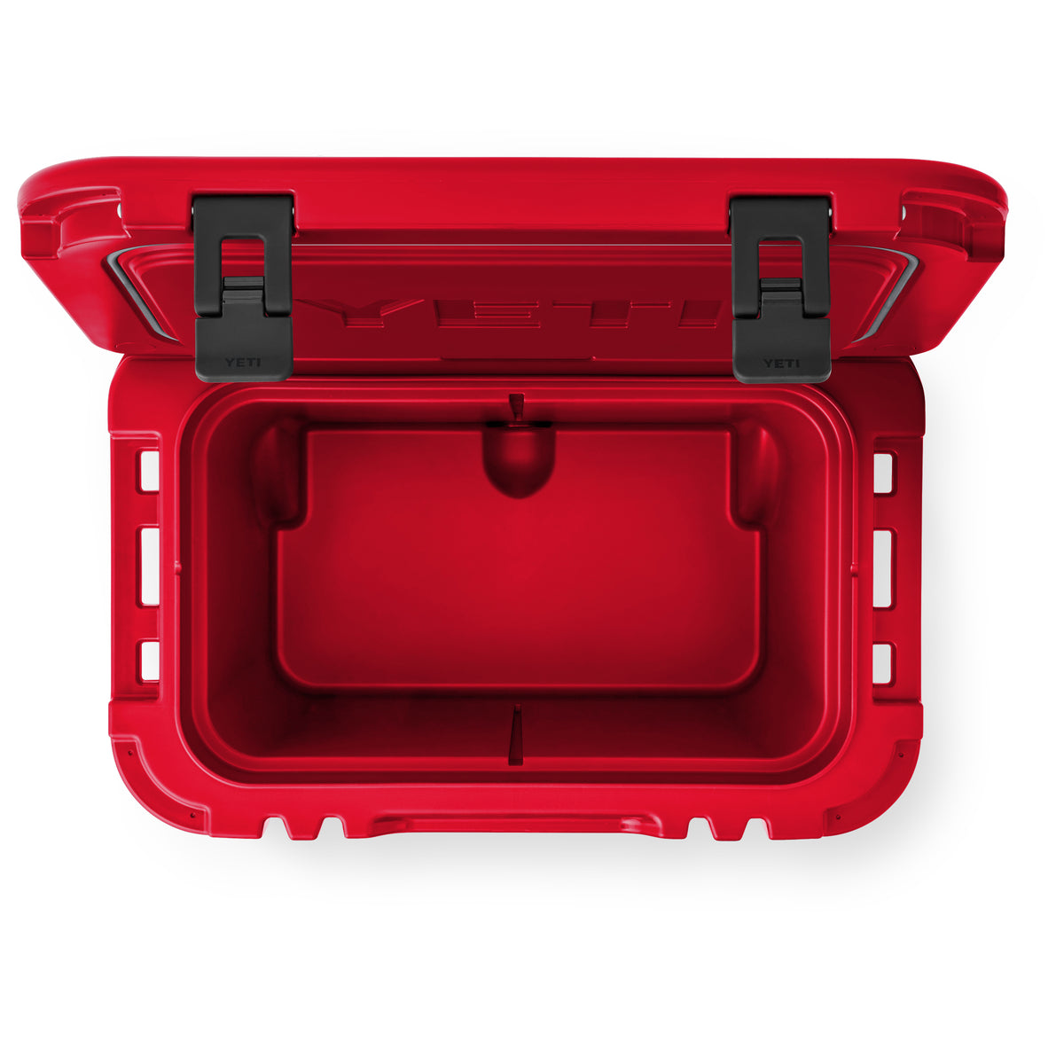 Die YETI® Kühlbox Roadie 32 in Rescue Red verfügt über eine robuste Hartschale, einen offenen Deckel mit schwarzen Verschlüssen und einen eingeprägten YETI-Markennamen im Inneren - perfekt für alle Ihre Abenteuer.