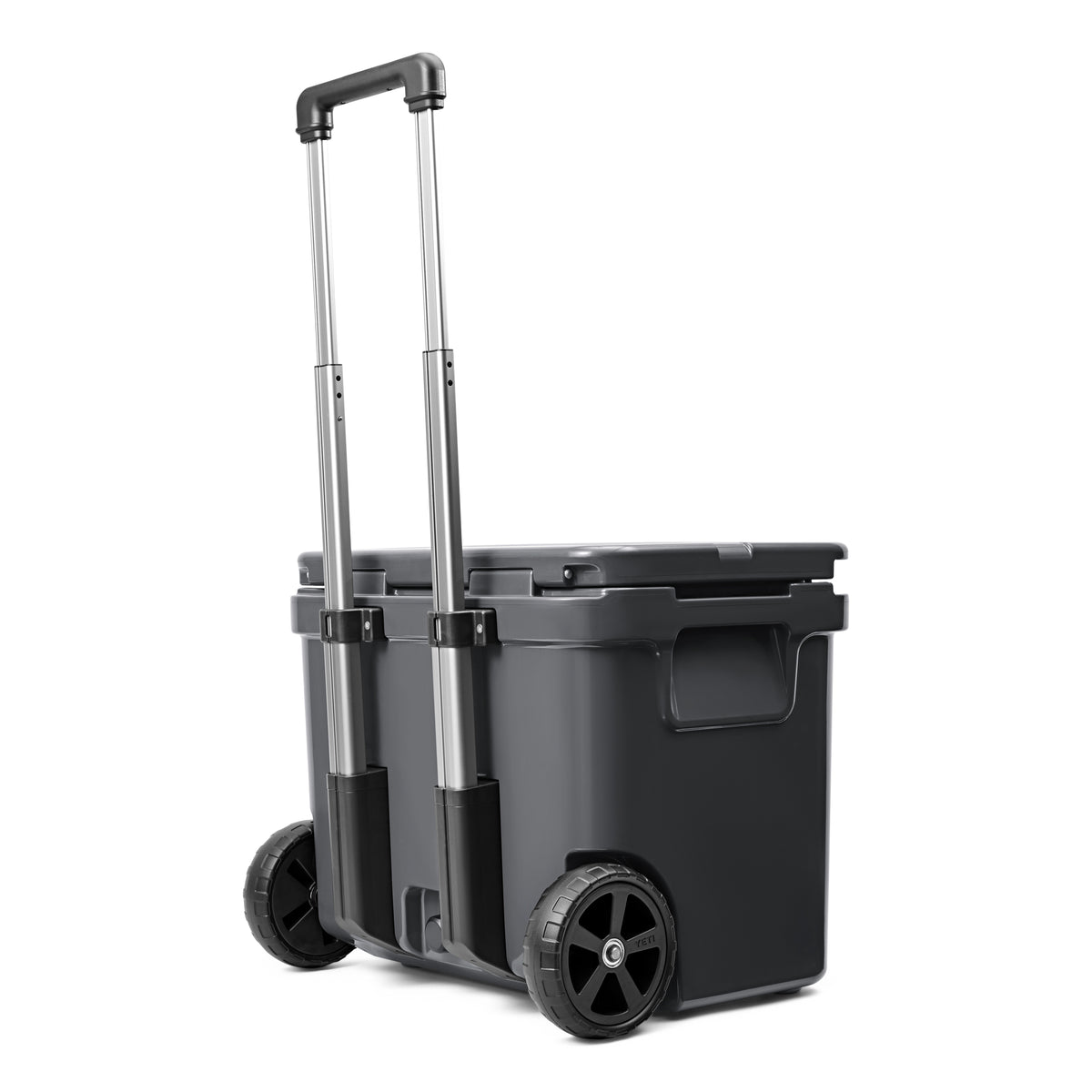Die YETI® Kühlbox Roadie 60 in Charcoal, dargestellt von hinten und von der Seite mit ausgefahrenem Teleskopgriff, steht auf weißem Hintergrund.