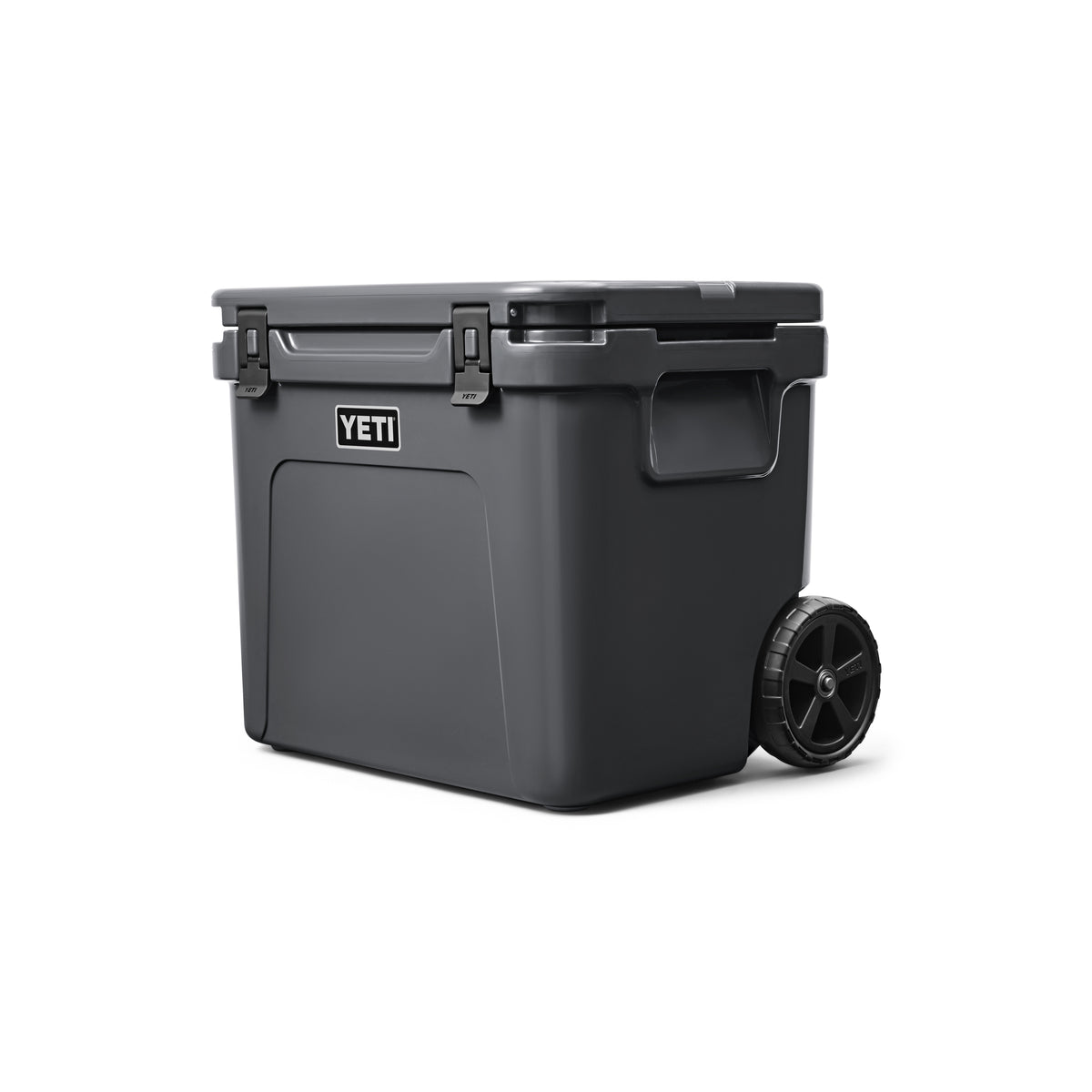 Die YETI® Kühlbox Roadie 60 in Charcoal verfügt über einen stabilen Griff, zwei große Seitenräder und sichere Frontverschlüsse - ideal für eine abenteuerliche Kühlung.