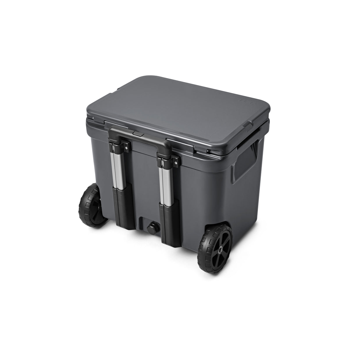 Die YETI® Kühlbox Roadie 60 - Charcoal ist eine große, dunkelgraue Kühlbox mit aufklappbarem Deckel, stabilen schwarzen Griffen und zwei großen Rädern für den einfachen Transport.