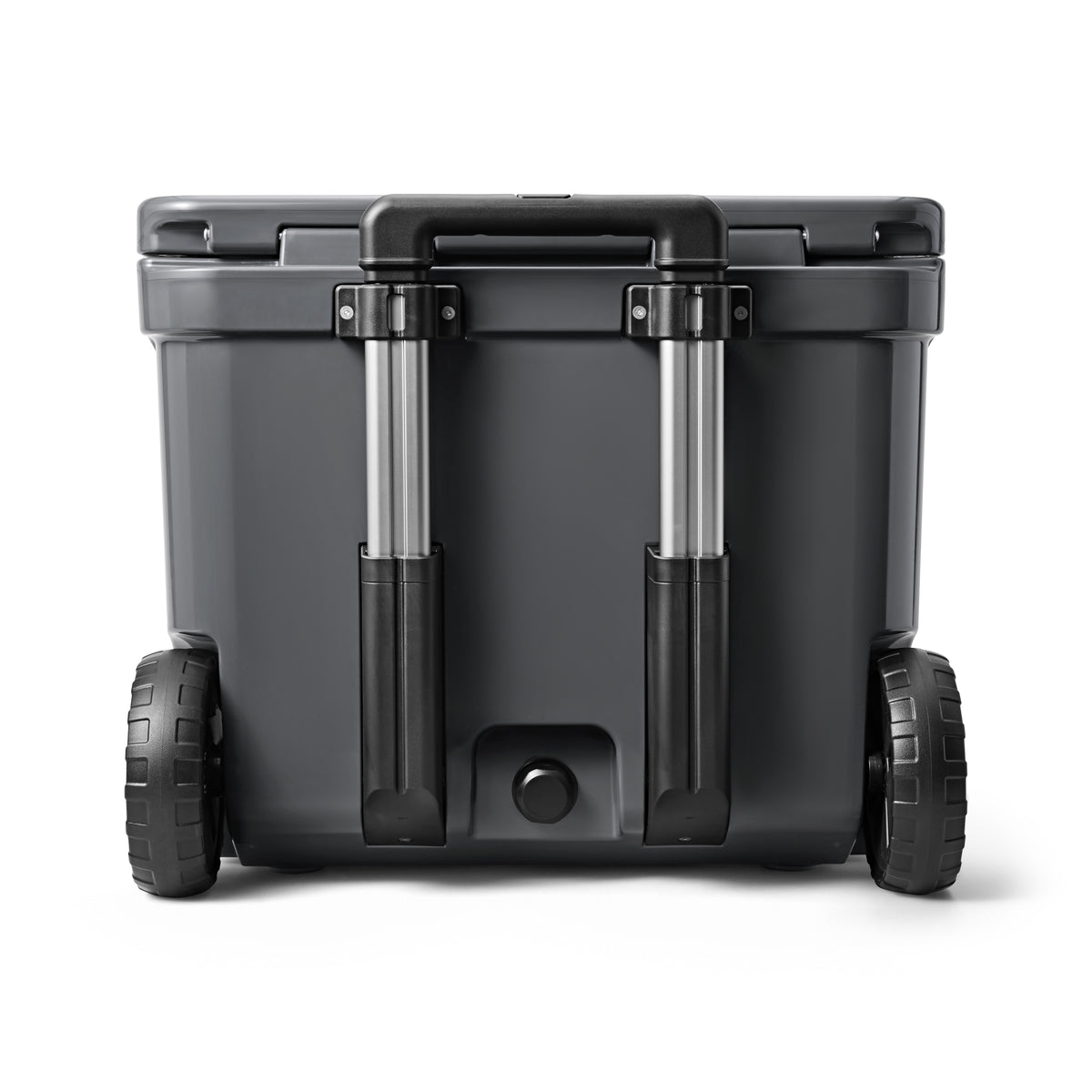 Eine YETI® Kühlbox Roadie 60 in Charcoal mit schwarzem Griff und zwei stabilen schwarzen Rädern, von hinten vor weißem Hintergrund.