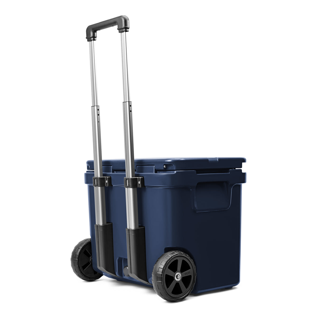 Die YETI® Kühlbox Roadie 60 - Navy ist eine dunkelblaue Kühlbox mit einem silbernen Teleskopgriff, schwarzen Seitengriffen und großen schwarzen Rädern für den einfachen Transport.