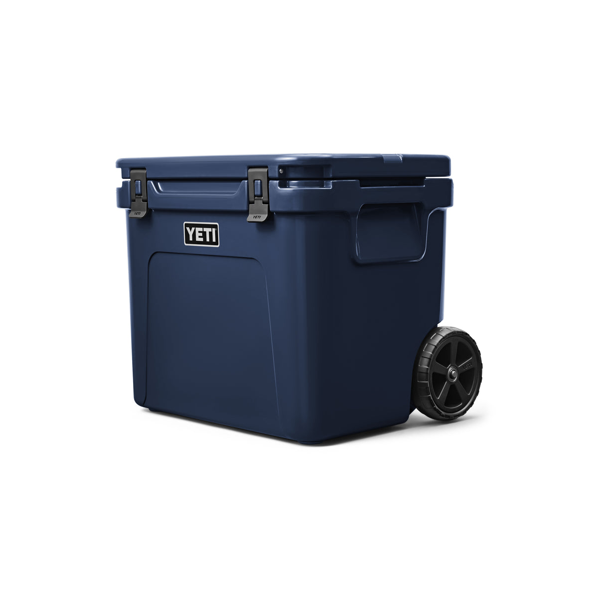 Die YETI® Kühlbox Roadie 60 in Marineblau mit schwarzem Griff, schwarzen Rädern und sicheren Verschlüssen wird vor einem weißen Hintergrund gezeigt.