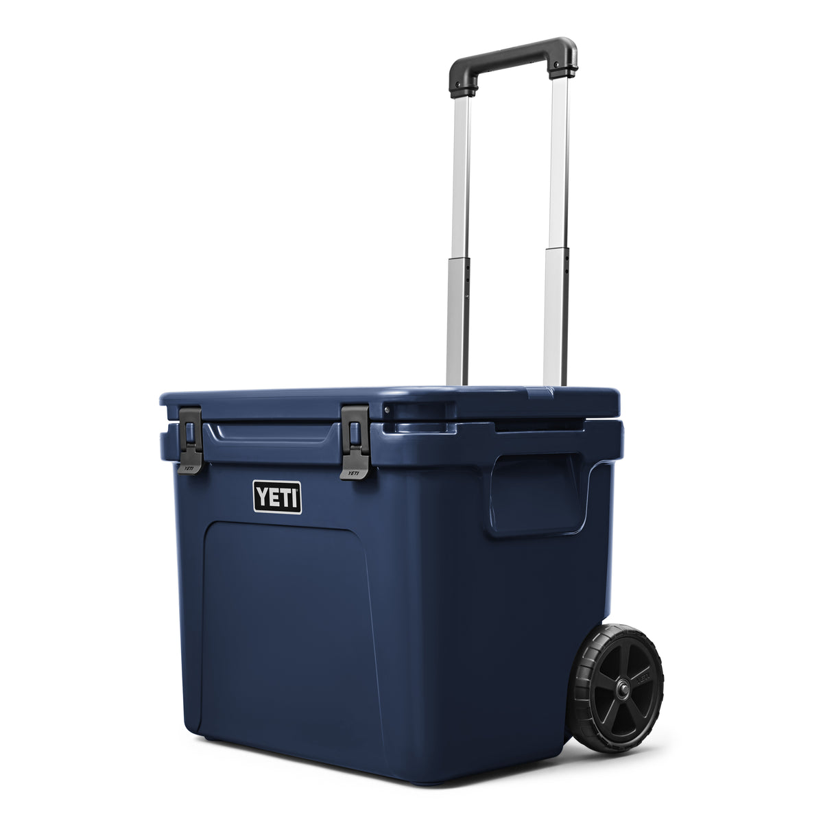 Die YETI® Kühlbox Roadie 60 - Navy hat einen schwarzen, nach oben ausziehbaren Griff und zwei große Räder an einer Seite für den einfachen Transport.