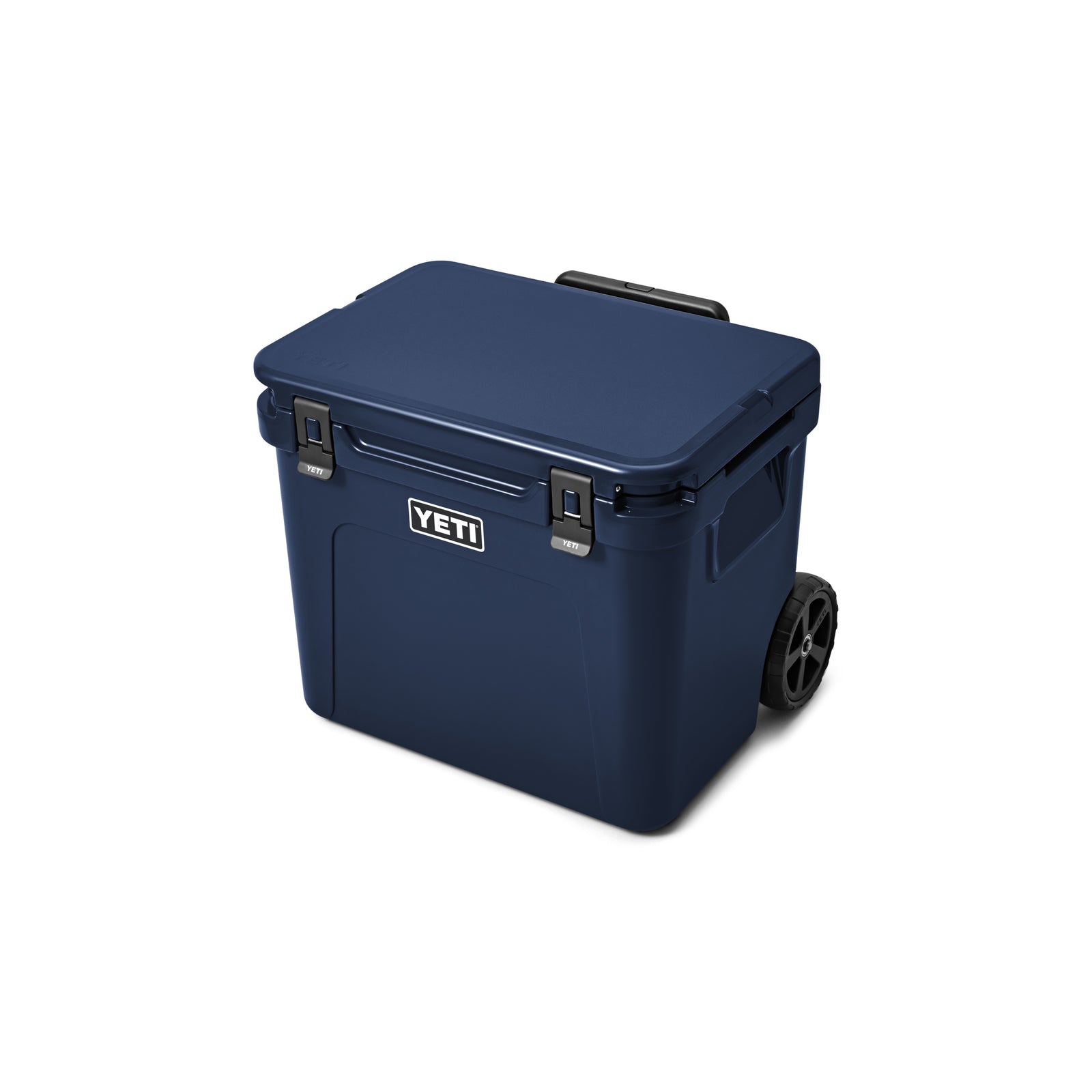 Die YETI® Kühlbox Roadie 60 - Navy von YETI überzeugt mit rechteckigem Design, seitlichen Griffen, schwarzen Frontverschlüssen und zwei großen Rädern-ideal für unterwegs.