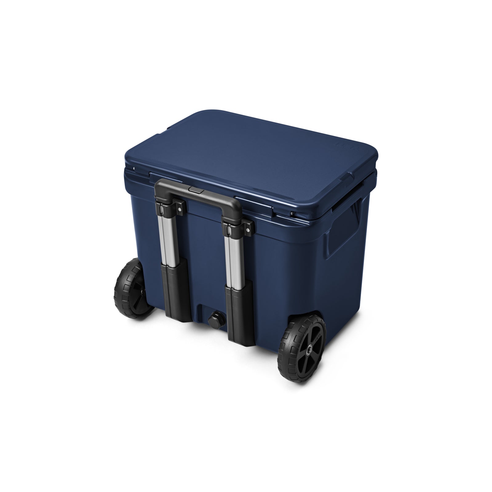 Die YETI® Kühlbox Roadie 60 - Navy von YETI verfügt über einen geschlossenen Deckel, zwei große schwarze Räder und einen einklappbaren Griff für den einfachen Transport von Speisen und Getränken.