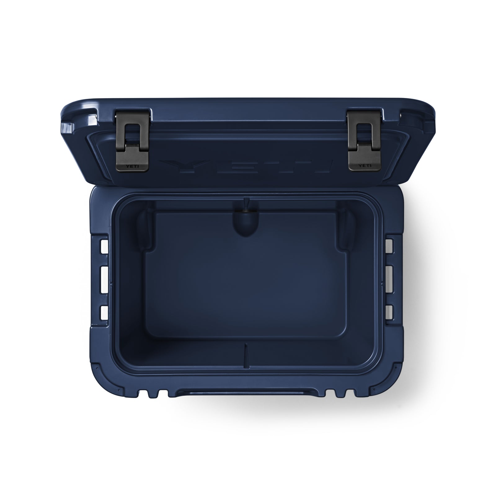 Die YETI® Kühlbox Roadie 60 - Navy von YETI, hier von oben mit geöffnetem Deckel und zwei schwarzen Frontverschlüssen, offenbart einen geräumigen Innenraum - ideal als robuste Camping-Kühlbox.